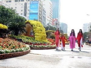 La rue florale Nguyên Huê s ouvre dans une ambiance euphorique